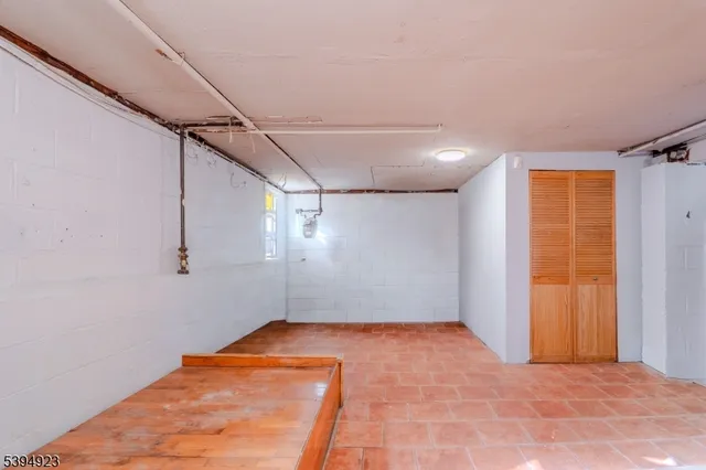 a view of room with an empty space