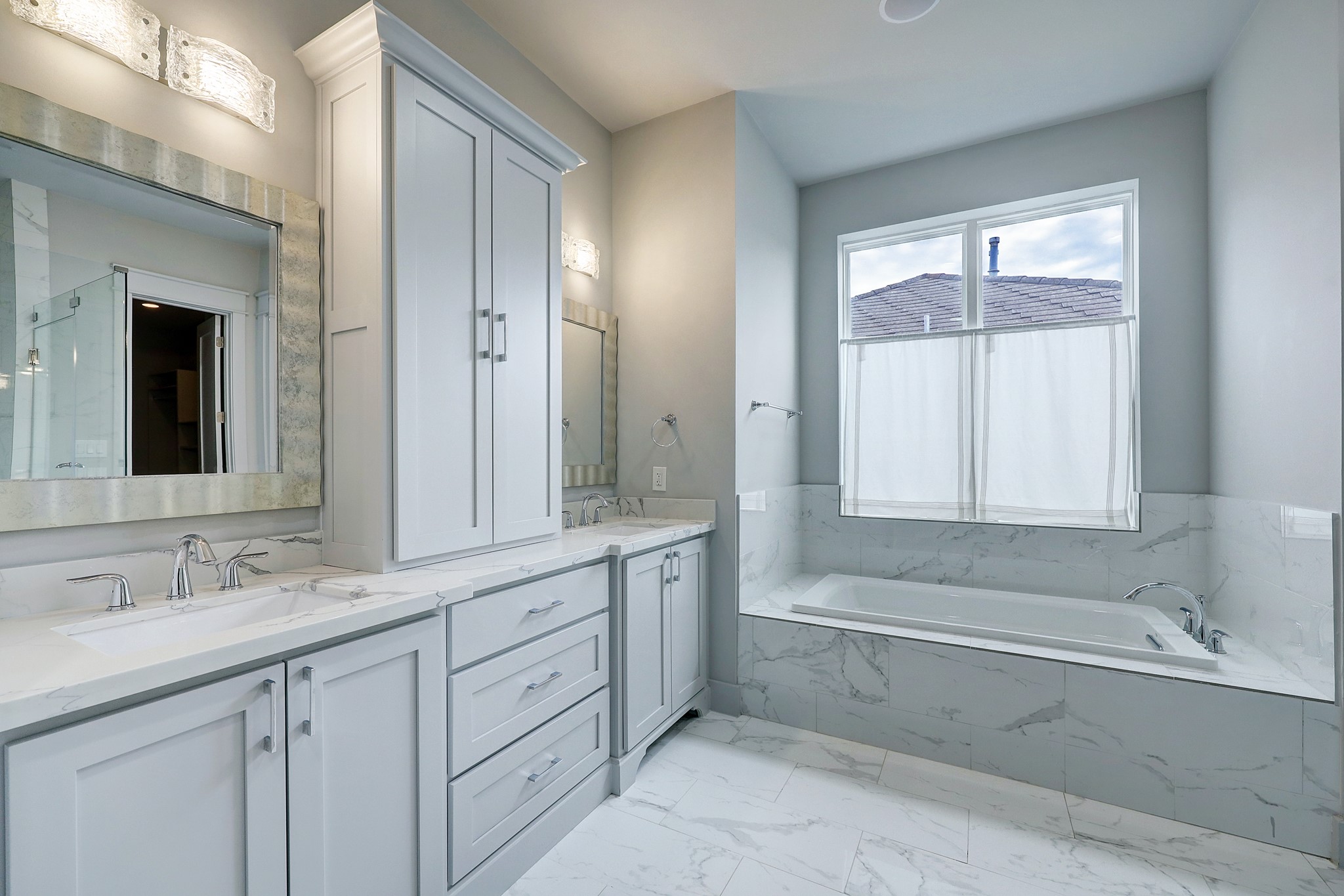 609 West Pierce Street Houston, TX 77019 - Photo 13 of 32 a bathroom with a double vanity sink and mirror with bathtub