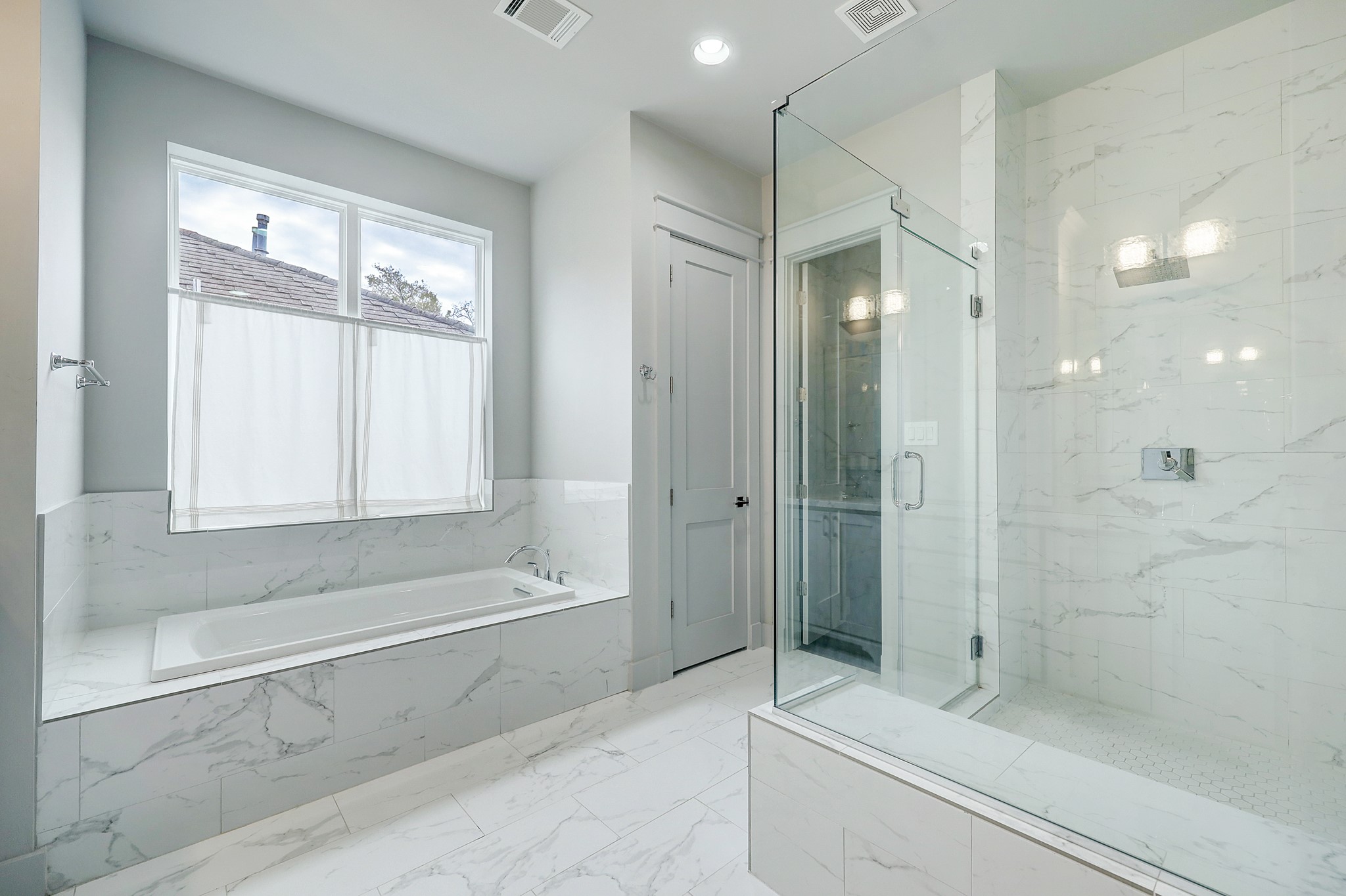 609 West Pierce Street Houston, TX 77019 - Photo 14 of 32 a bathroom with a bathtub and a shower