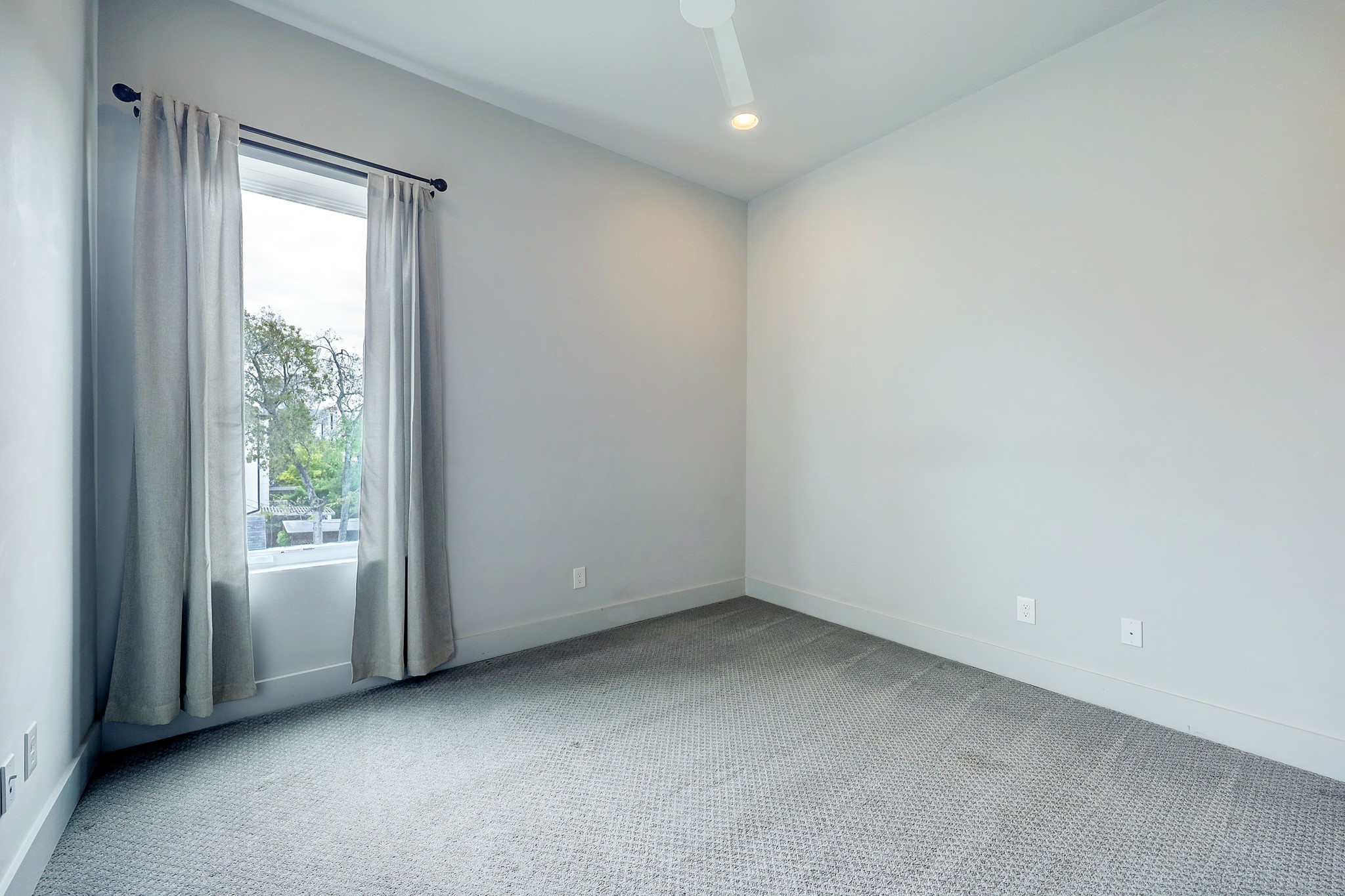 609 West Pierce Street Houston, TX 77019 - Photo 21 of 32 an empty room with a window