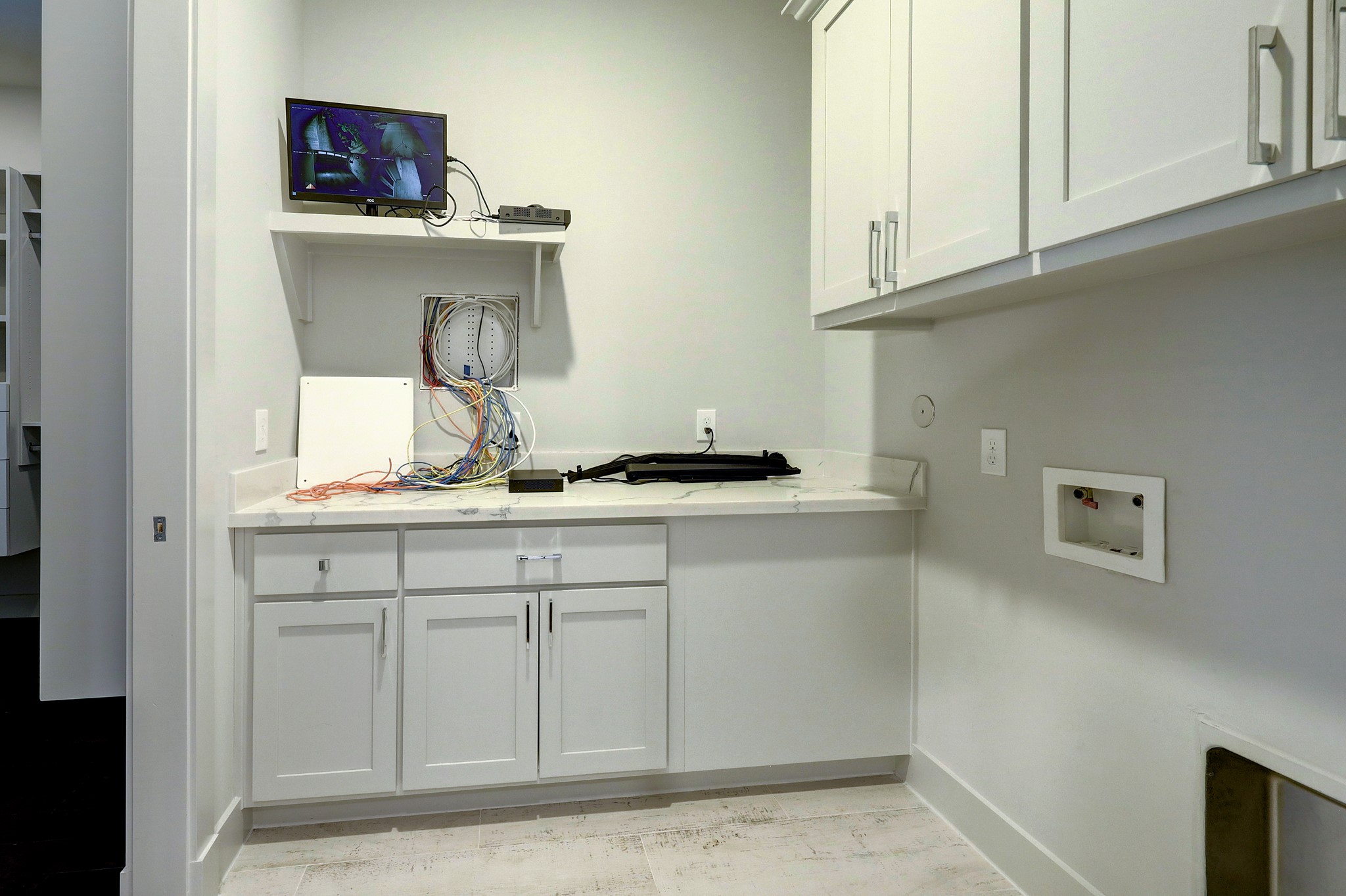 609 West Pierce Street Houston, TX 77019 - Photo 25 of 32 a kitchen with white cabinets