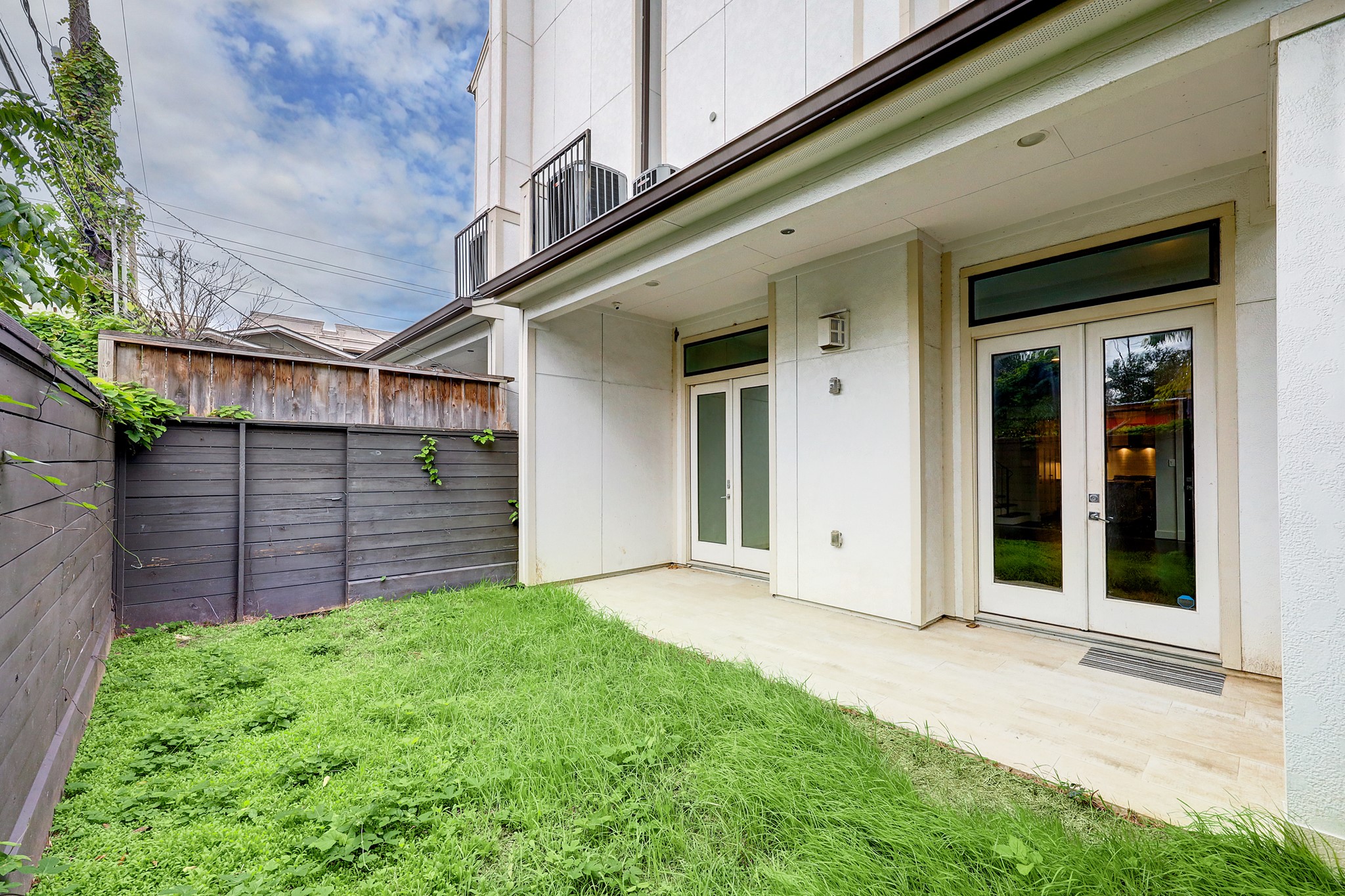 609 West Pierce Street Houston, TX 77019 - Photo 28 of 32 a view of a house with a small yard and wooden fence