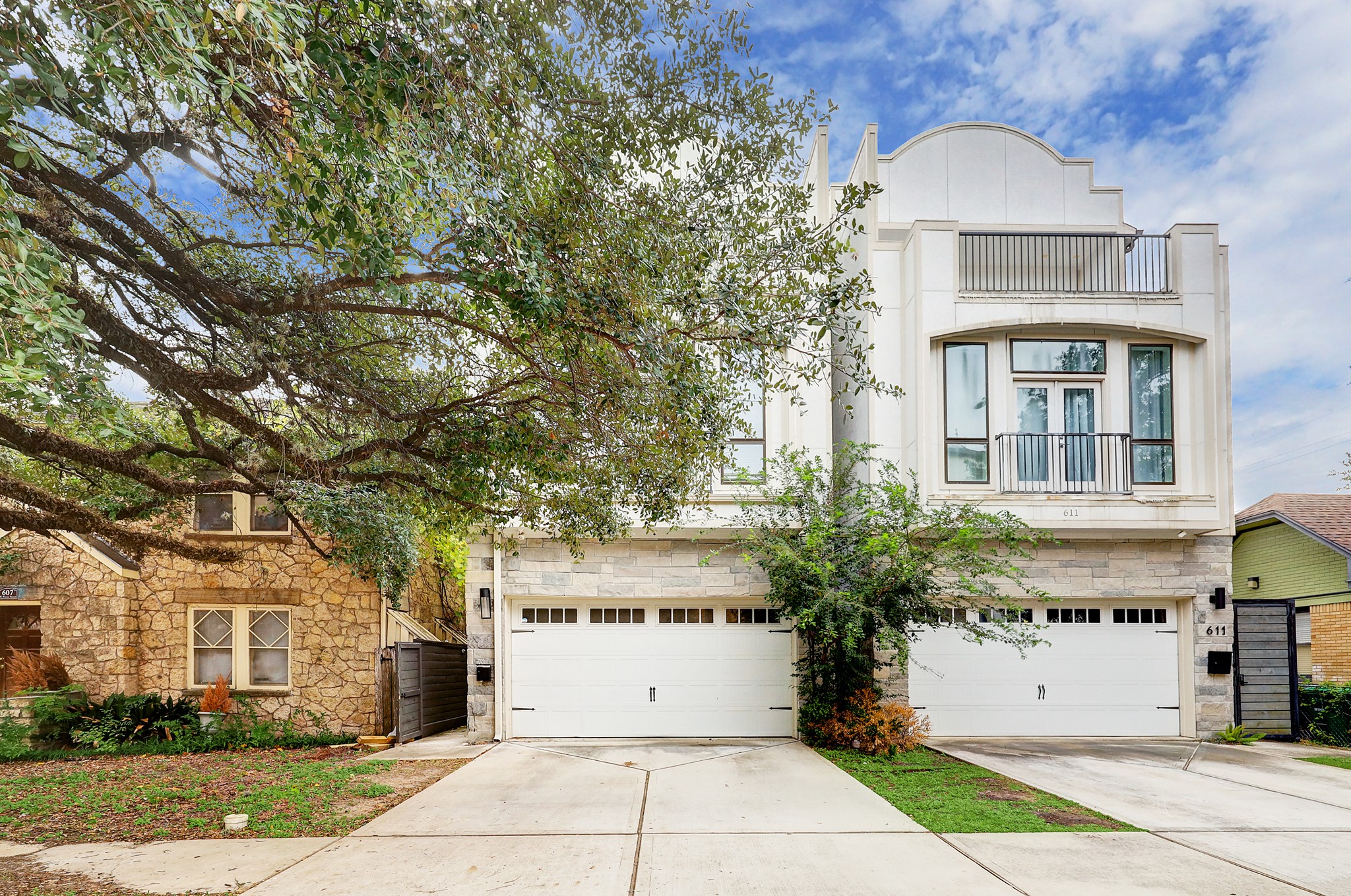 609 West Pierce Street Houston, TX 77019 - Photo 30 of 32 a front view of a building with a garden
