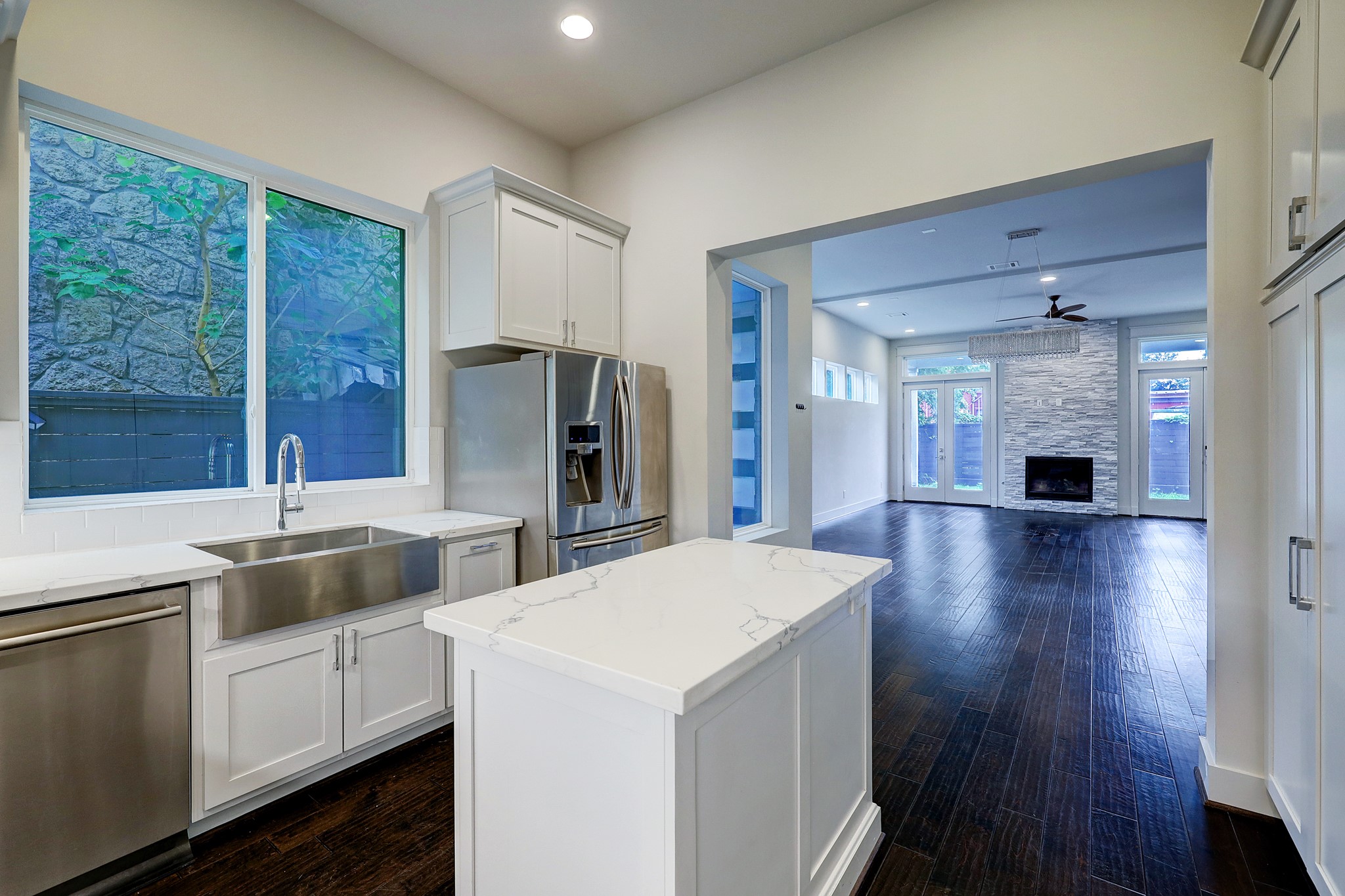 609 West Pierce Street Houston, TX 77019 - Photo 7 of 32 a kitchen with stainless steel appliances a white refrigerator a sink dishwasher a oven and a dining table with wooden floor