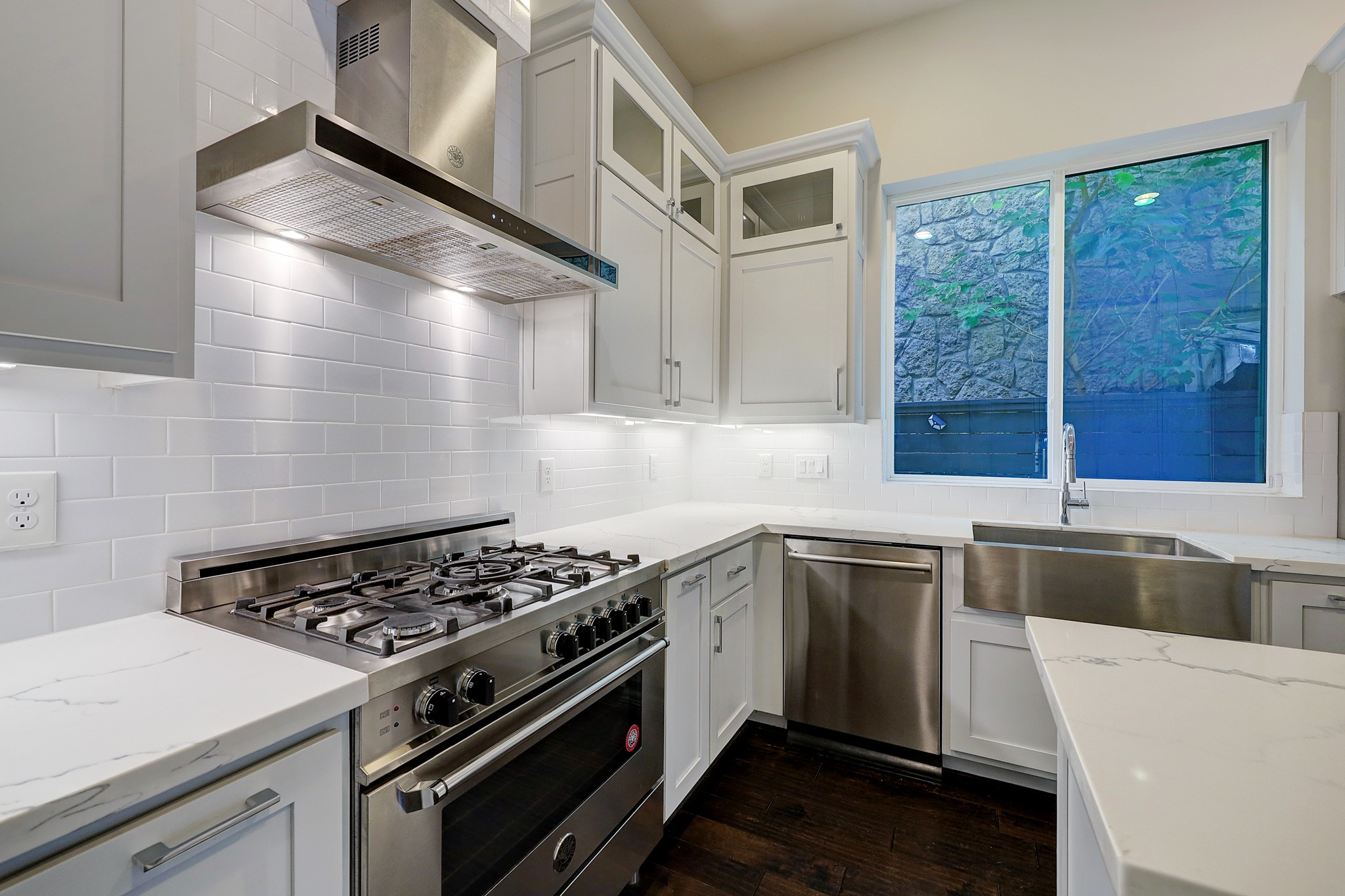 609 West Pierce Street Houston, TX 77019 - Photo 8 of 32 a kitchen with a stove a sink and a refrigerator