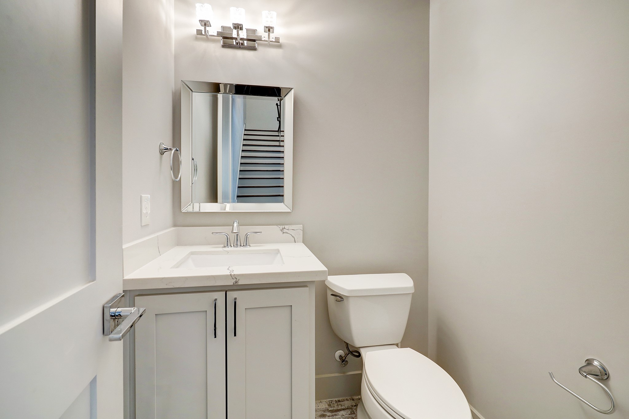 609 West Pierce Street Houston, TX 77019 - Photo 10 of 32 a bathroom with a toilet sink and mirror