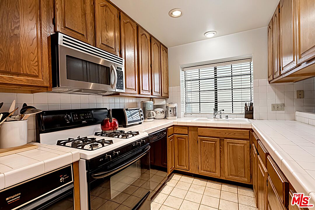 103 South Kenneth Road Burbank, CA 91501 - Photo 14 of 39 Gallery Image 14