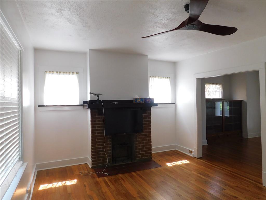 35 West Willock Road Pittsburgh, PA 15227 - Photo 2 of 20 Living room