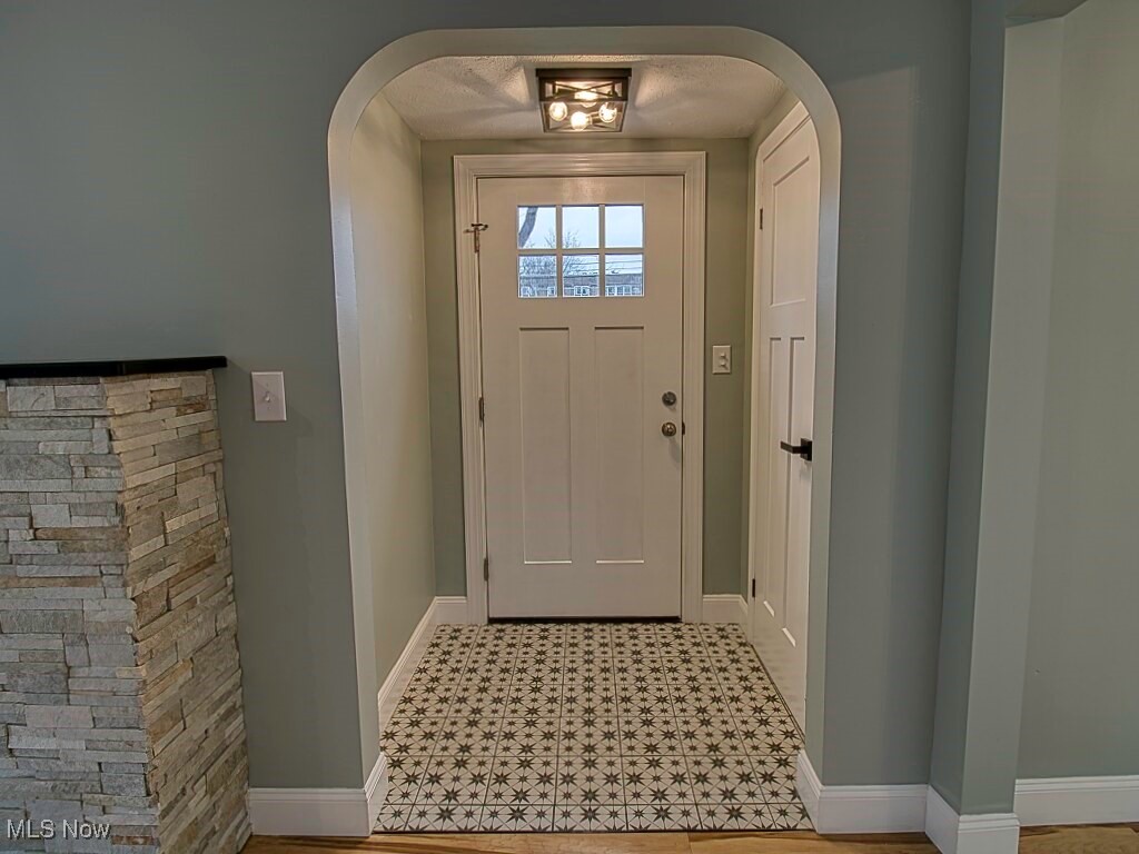 5840 Pearl Road Cleveland, OH 44130 - Photo 7 of 39 Entry foyer