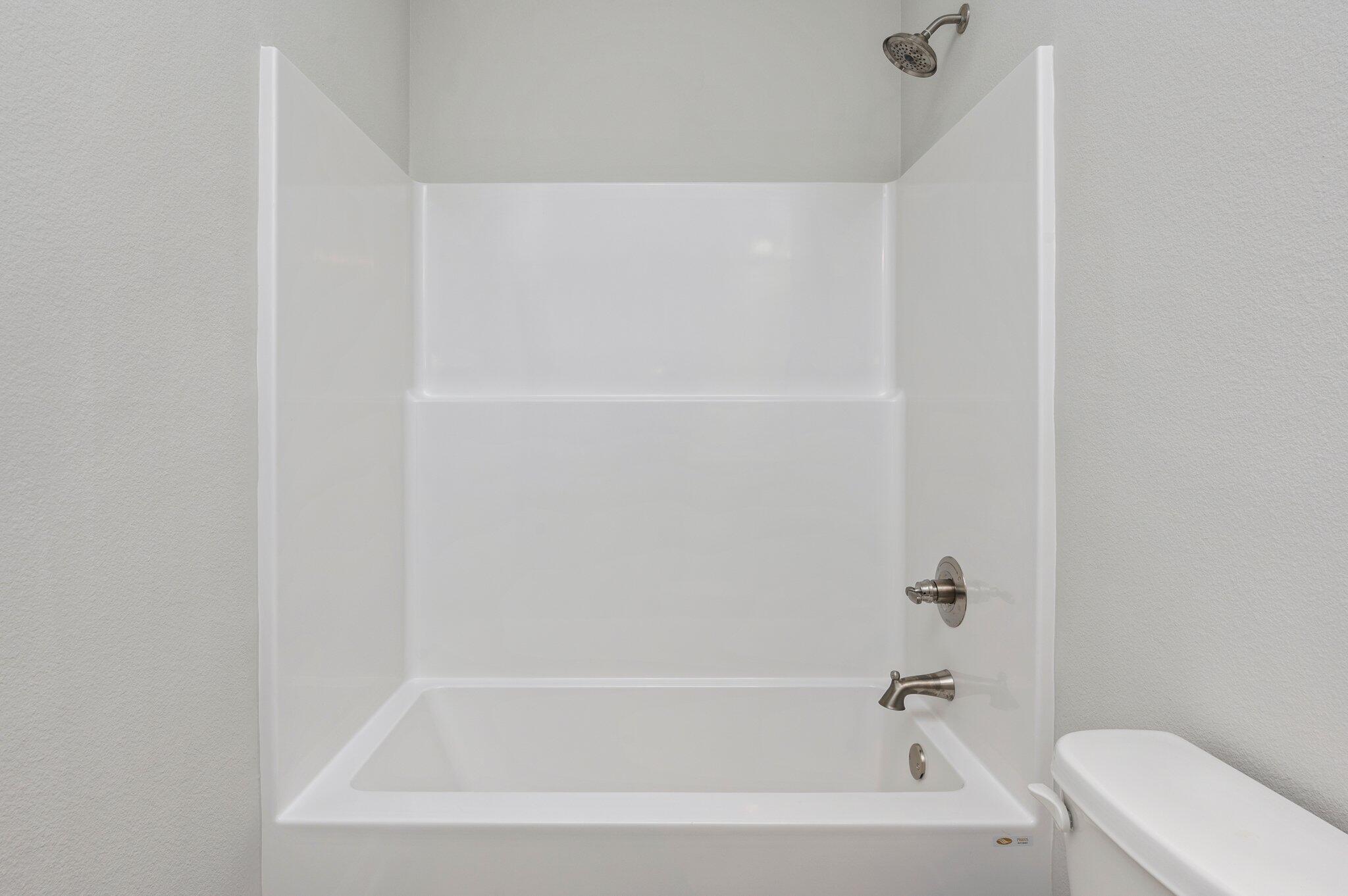 95 Live Oak Street Freeport, FL 32439 - Photo 19 of 26 a bathroom with a bathtub