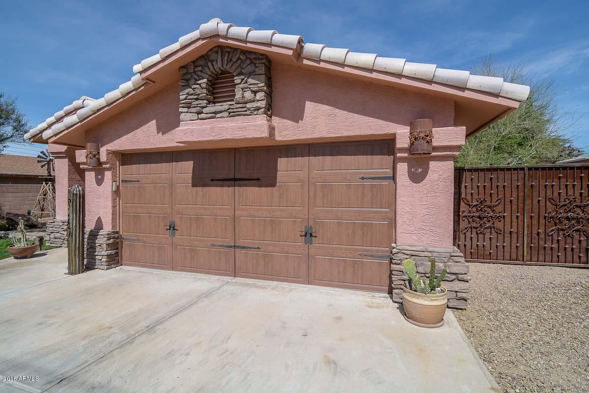 840 East Roberts Road Phoenix, AZ 85022 - Photo 11 of 52 a front view of a house with yard