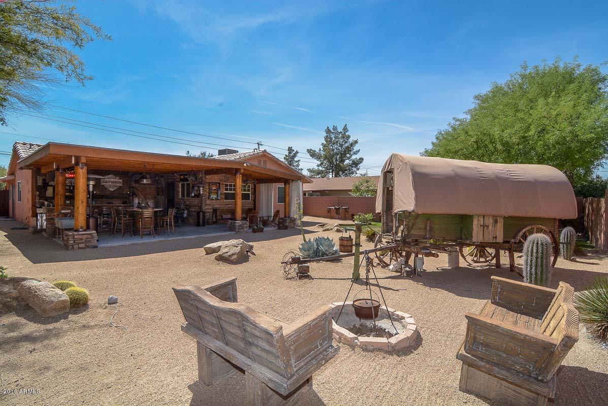 840 East Roberts Road Phoenix, AZ 85022 - Photo 2 of 52 a view of a patio with dining table and chairs with a small yard