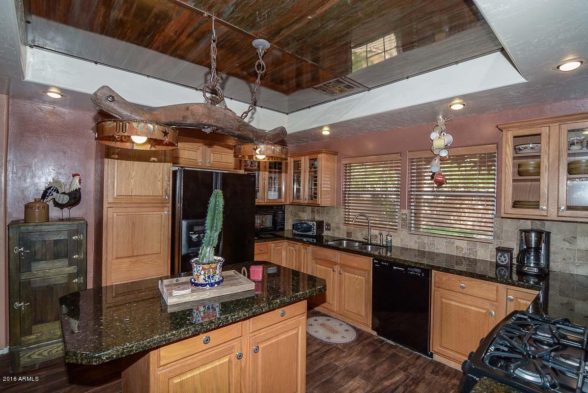 840 East Roberts Road Phoenix, AZ 85022 - Photo 22 of 52 a kitchen with lots of counter top space
