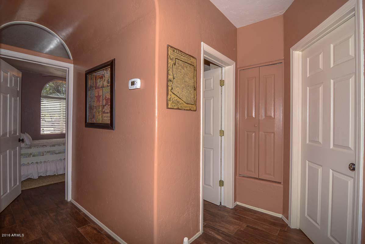 840 East Roberts Road Phoenix, AZ 85022 - Photo 34 of 52 Hallway