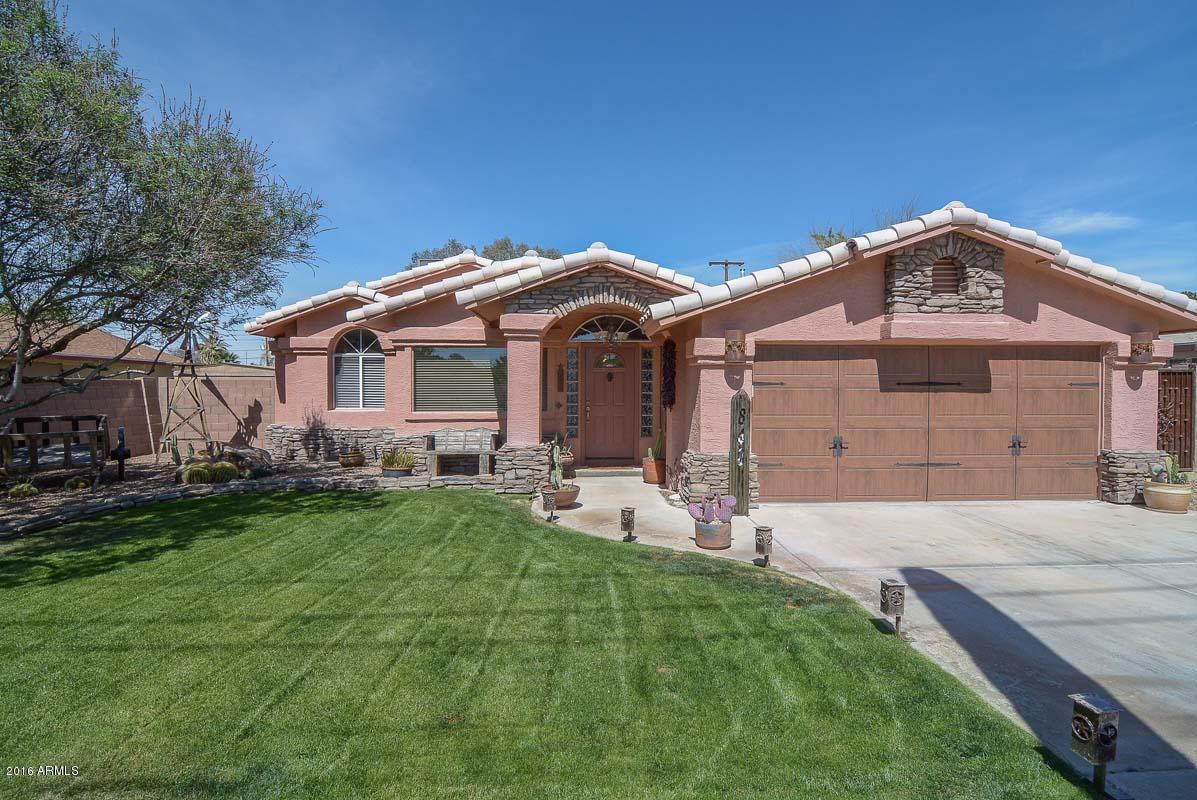 840 East Roberts Road Phoenix, AZ 85022 - Photo 6 of 52 a front view of a house with a garden and porch