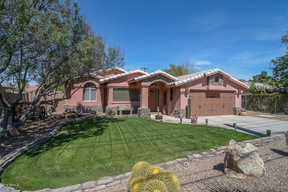 840 East Roberts Road Phoenix, AZ 85022 - Photo 7 of 52 a front view of a house with a yard and garage