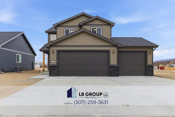 $412,700 | 825 South 6th Avenue, Mills, WY 82644