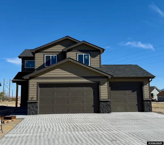 $412,700 | 825 South 6th Avenue, Mills, WY 82644