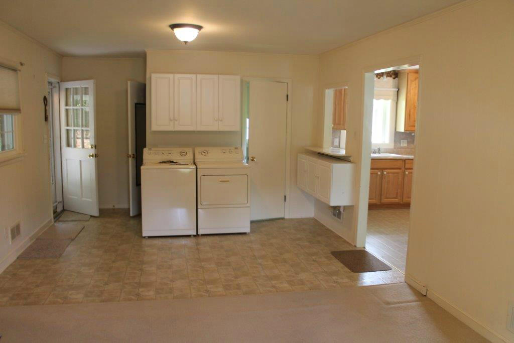 3209 Longhorn Road Roanoke, VA 24018 - Photo 22 of 62 Family Room & Laundry