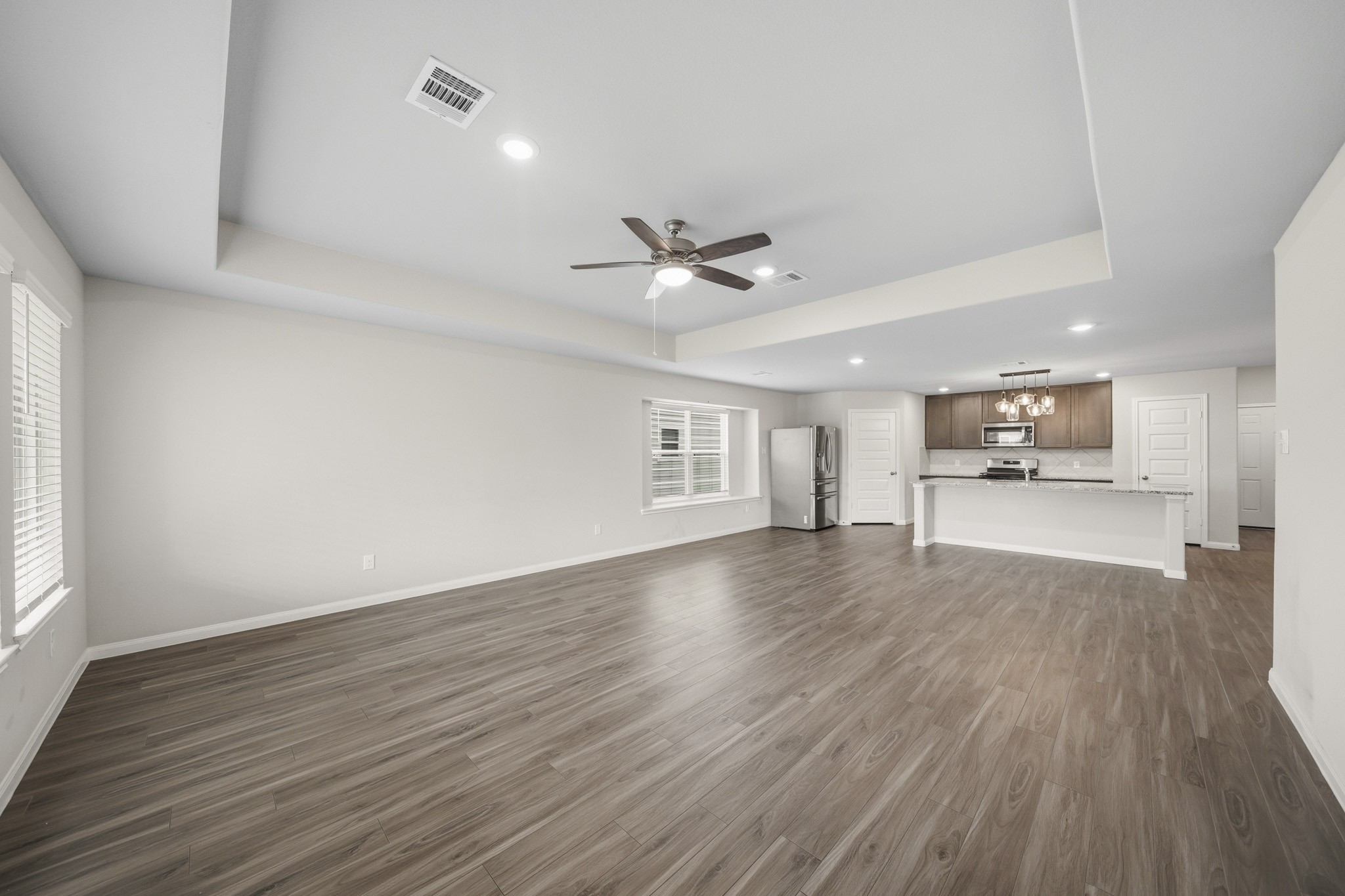 5327 Briana Dee Drive Rosharon, TX 77583 - Photo 7 of 14 Living/Dining