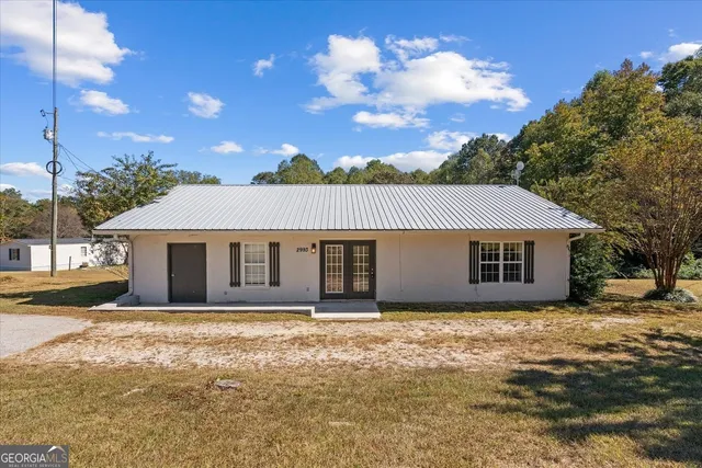 a view of a house with a yard