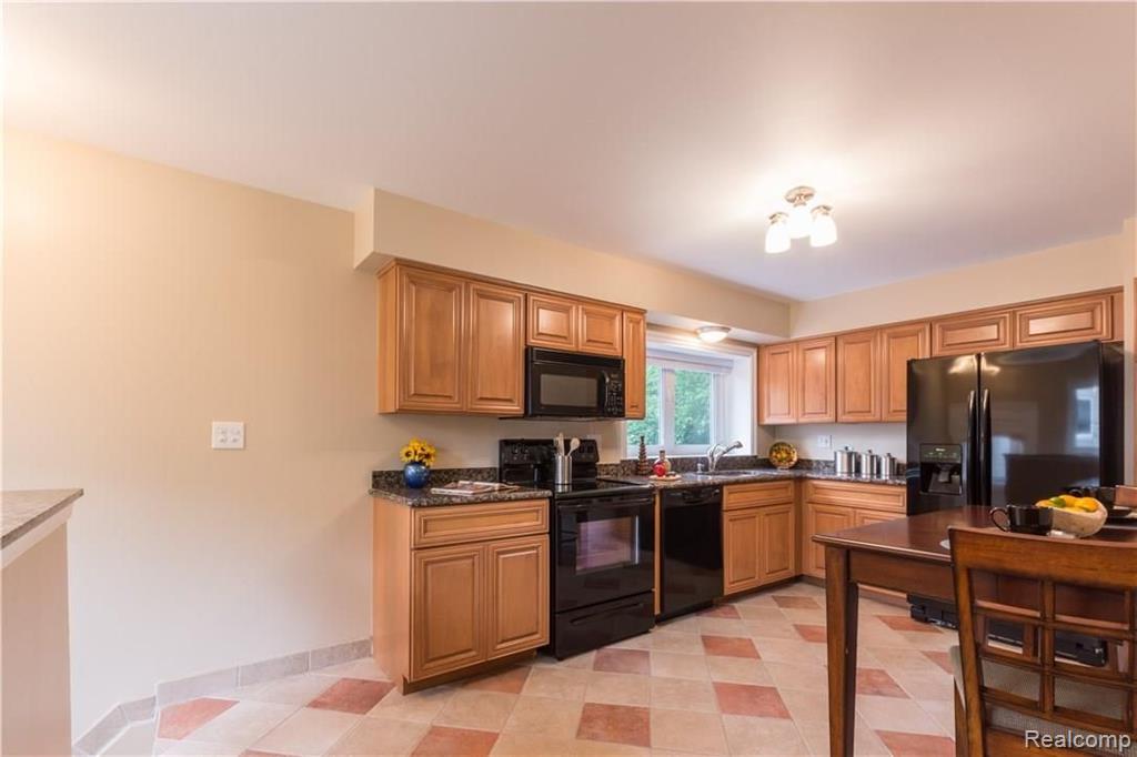 1391 Maple Drive Rochester, MI 48307 - Photo 10 of 18 Gallery Image 10