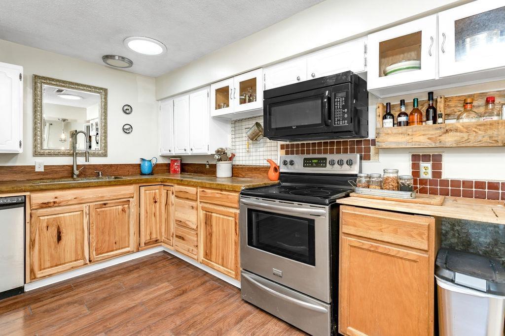 8587 Wagner Creek Road Talent, OR 97540 - Photo 7 of 35 Kitchen