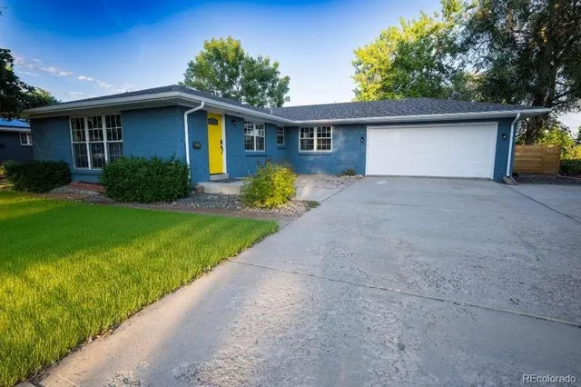 a view of a house with backyard and garden