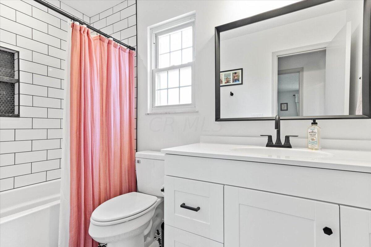 6245 Feder Road Columbus, OH 43228 - Photo 29 of 34 29-Hallway bathroom