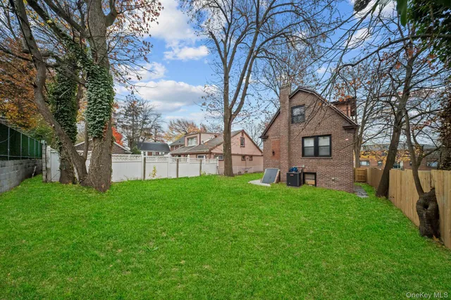 a view of a house with backyard