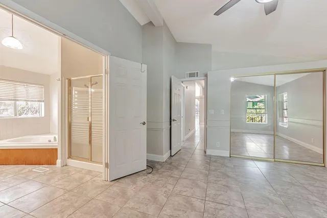 a view of a back yard