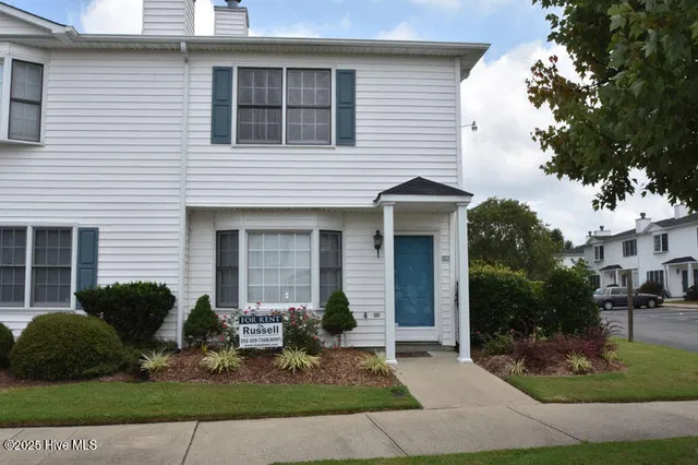 $950 | 3818 Sterling Pointe Drive, Unit J9, Winterville, NC 28590