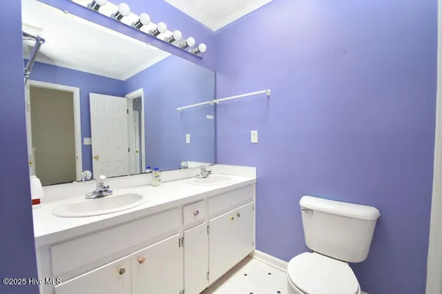 $950 | 3818 Sterling Pointe Drive, Unit J9, Winterville, NC 28590