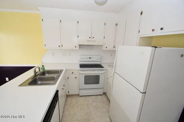 $950 | 3818 Sterling Pointe Drive, Unit J9, Winterville, NC 28590