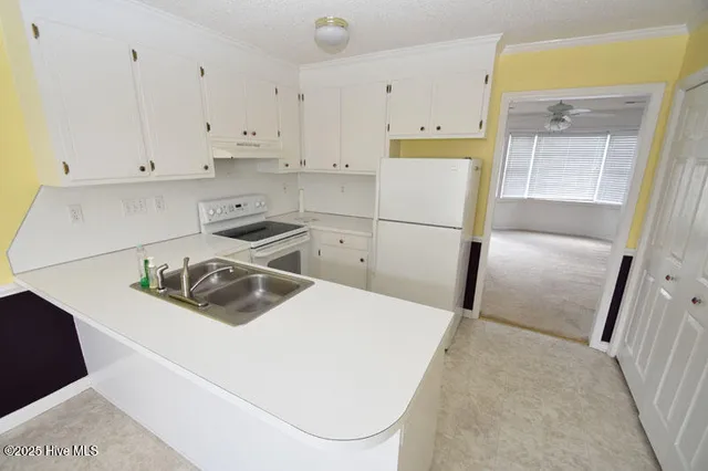 $950 | 3818 Sterling Pointe Drive, Unit J9, Winterville, NC 28590