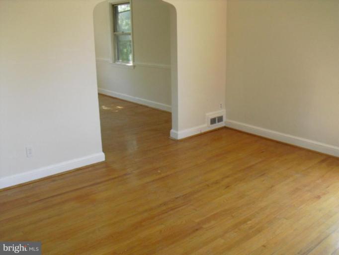 4001 Bareva Road Baltimore, MD 21215 - Photo 4 of 4 Living Room