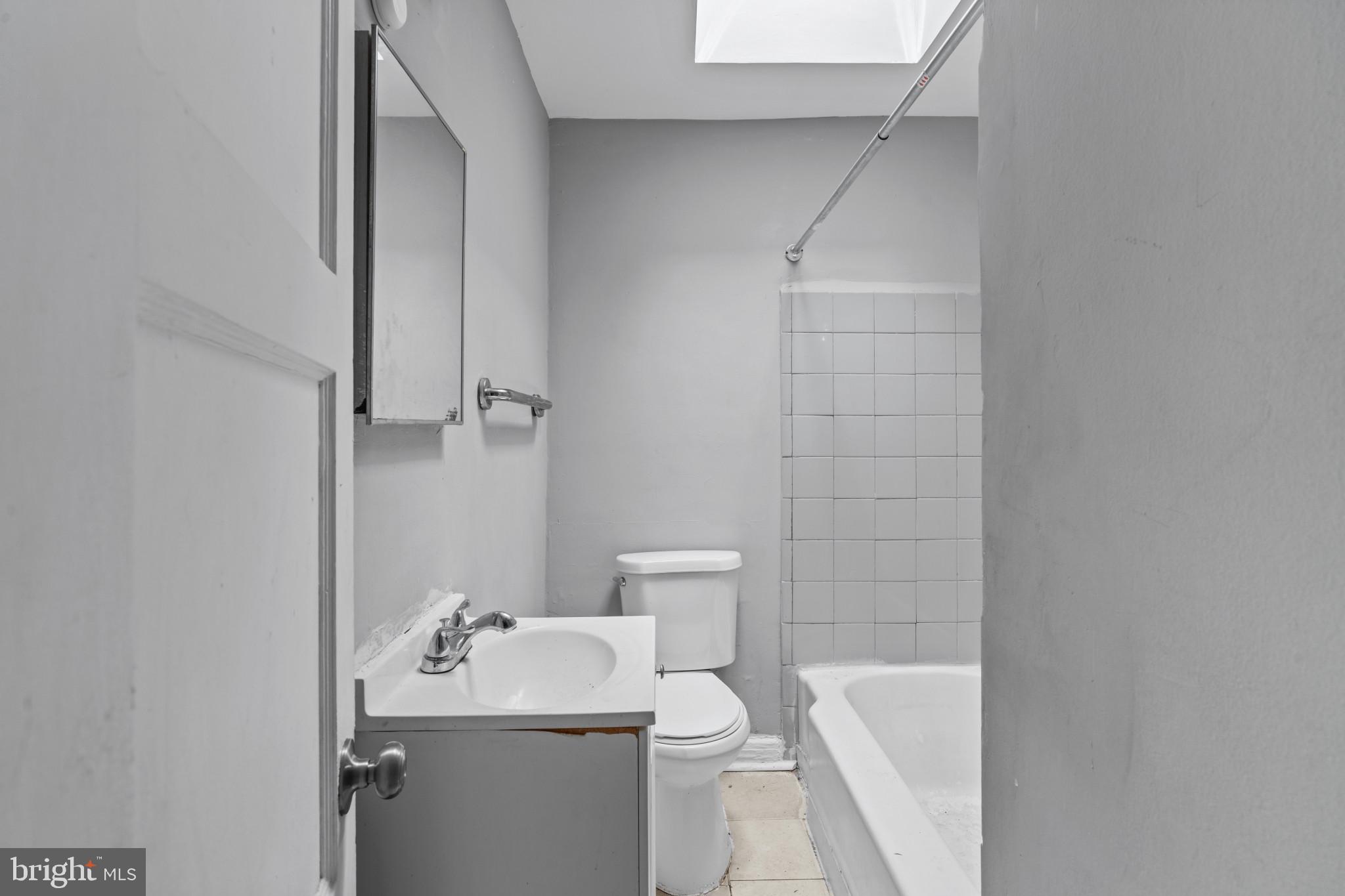 38 Hillvale Road Baltimore, MD 21229 - Photo 20 of 27 Full bathroom