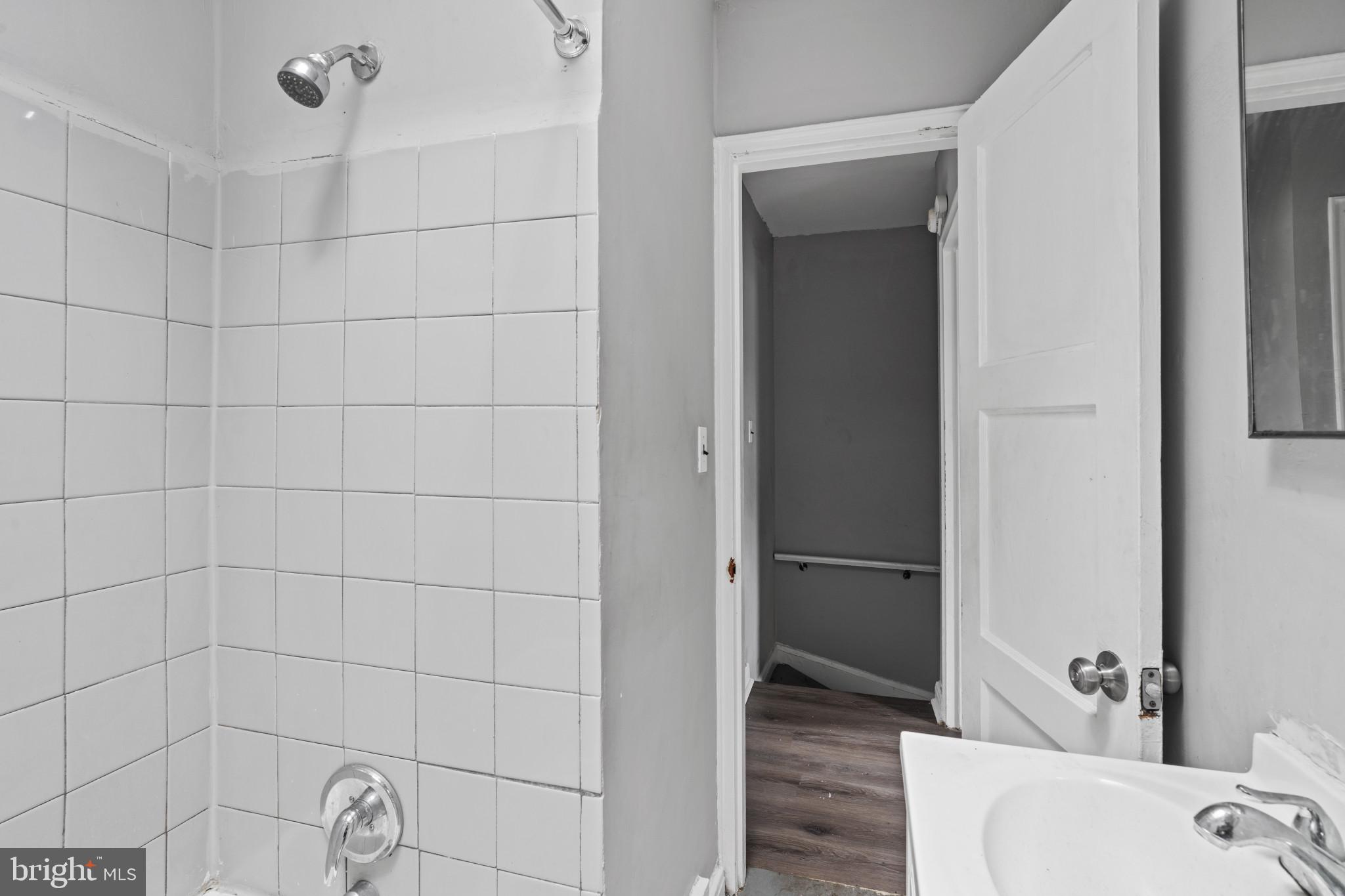 38 Hillvale Road Baltimore, MD 21229 - Photo 21 of 27 Full bathroom