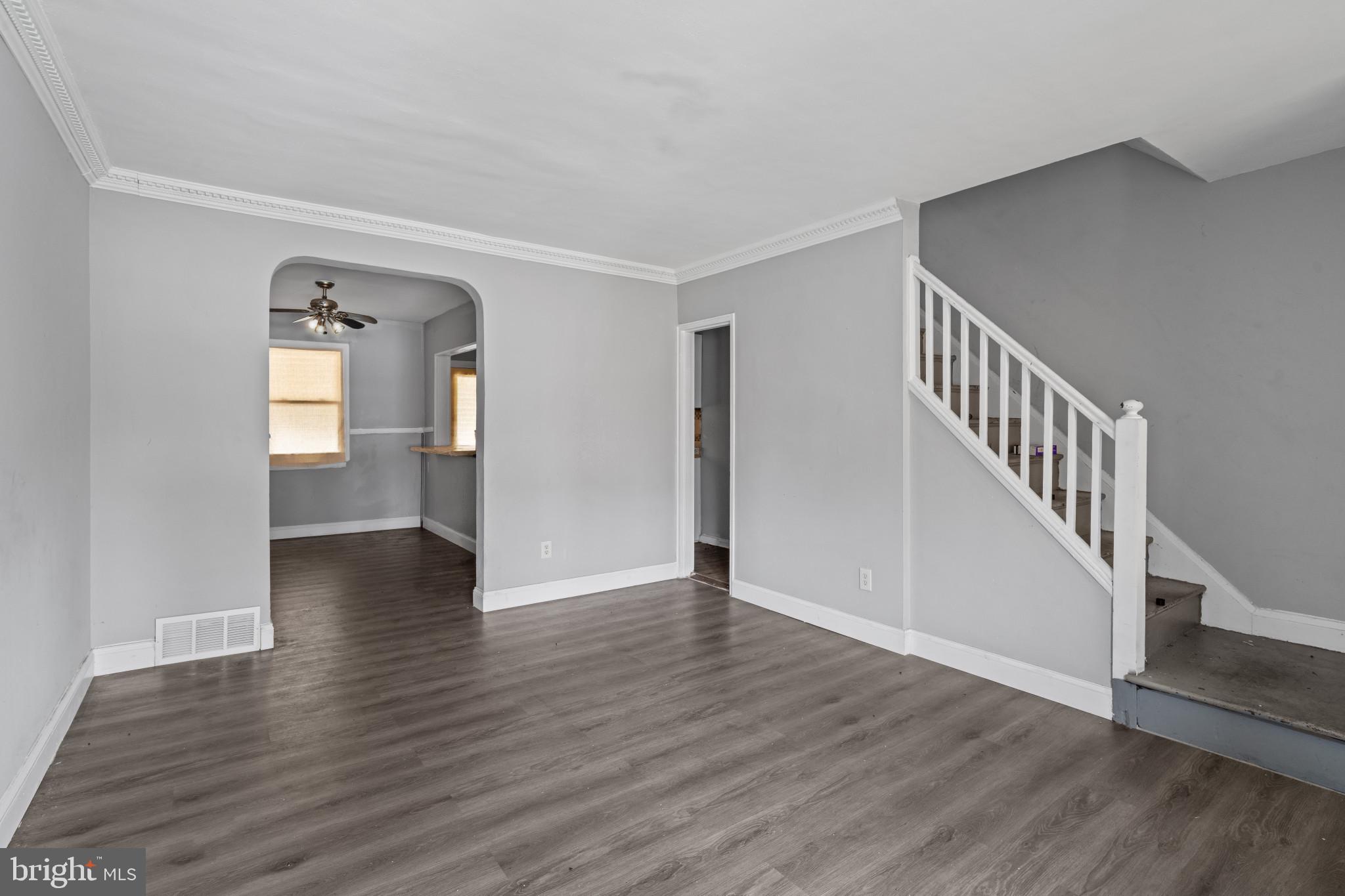 38 Hillvale Road Baltimore, MD 21229 - Photo 6 of 27
Living room
