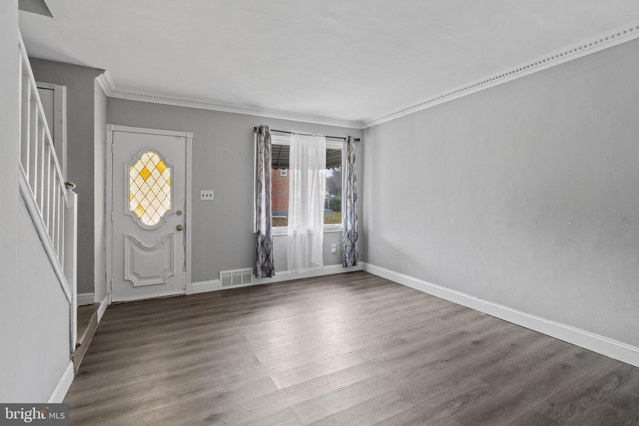 38 Hillvale Road Baltimore, MD 21229 - Photo 7 of 27 Living room