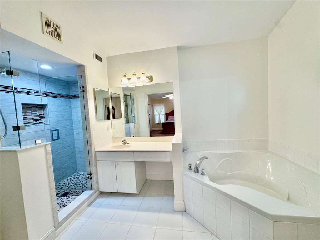 4301 Southwest 12th Way Okeechobee, FL 34974 - Photo 23 of 29 a bathroom with a bathtub and a sink