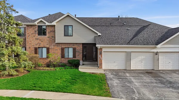 $275,000 | 871 Cross Creek Court, Unit C3, Roselle, IL 60172