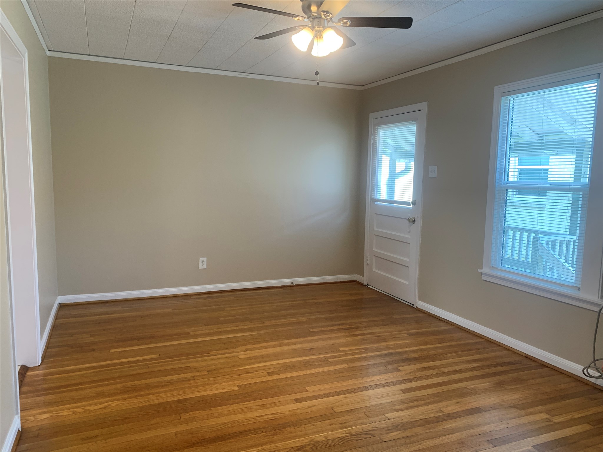307 Avondale Street, Unit 2 5 Houston, TX 77006 - Photo 5 of 30 View of living room looking towards front door. Energy efficient Double paned windows throughout!
