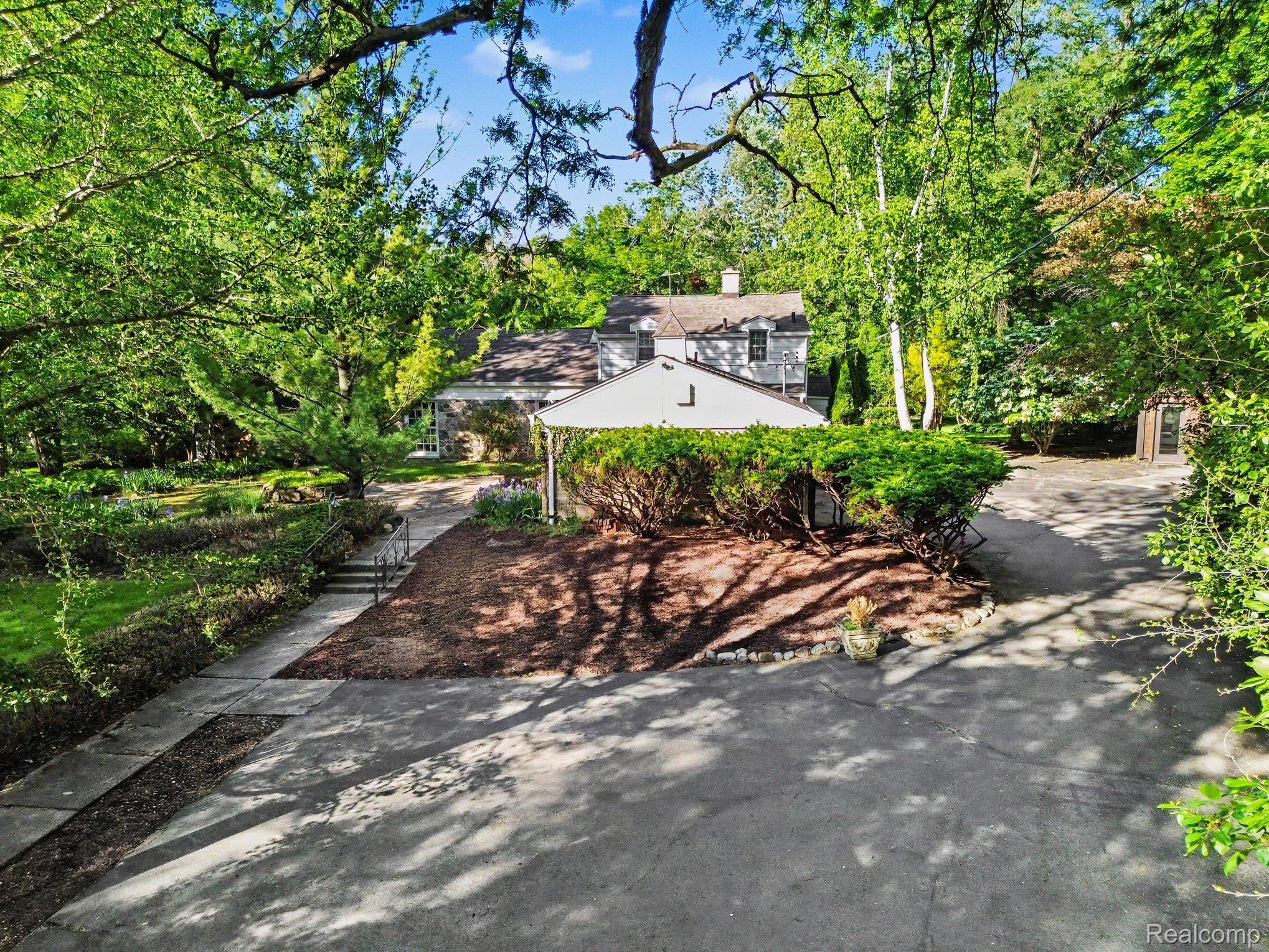 26580 Wellington Road Franklin, MI 48025 - Photo 3 of 61 Walkway to the Front Door & Extra Parking