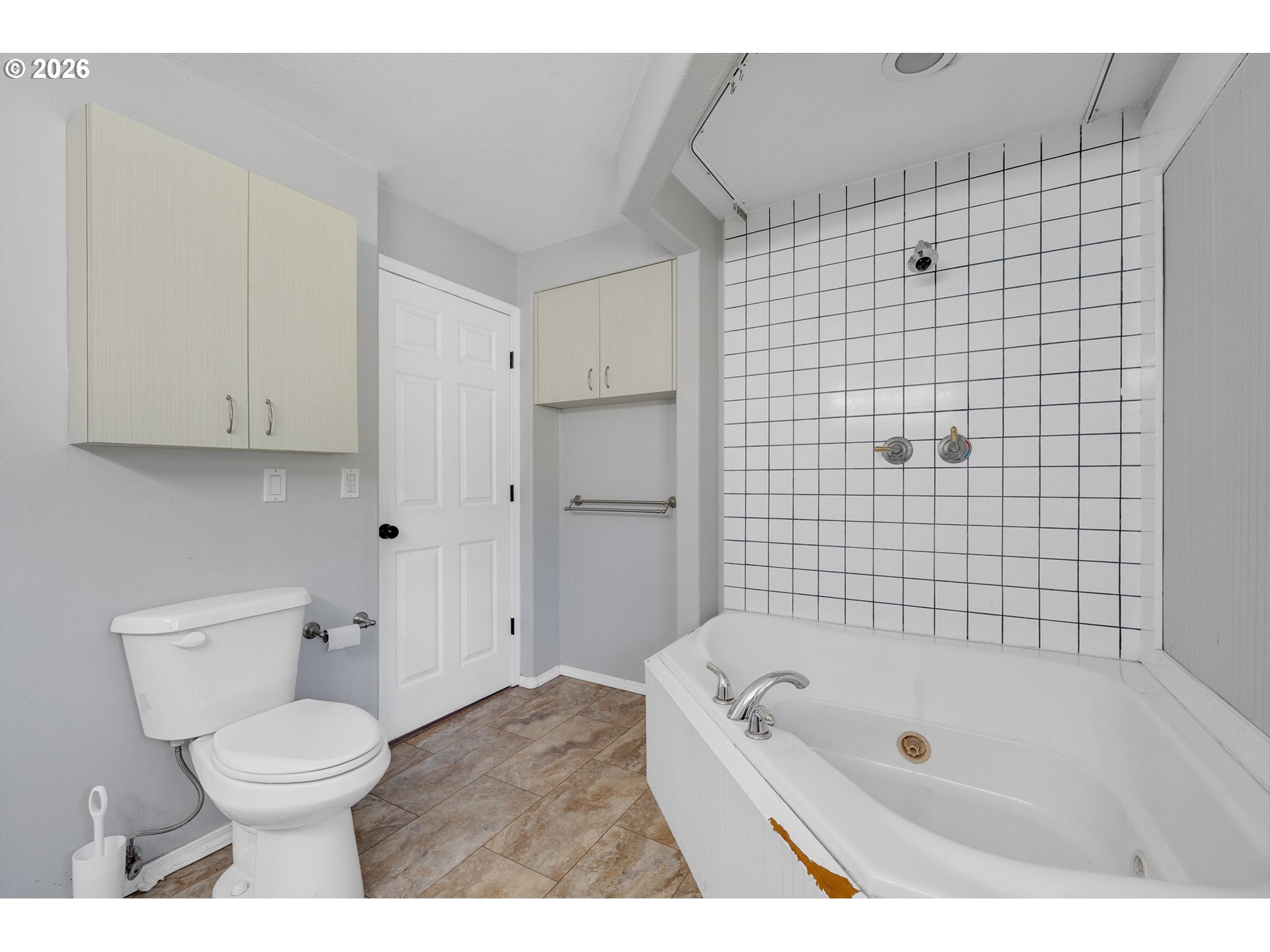 850 Hodgdon Road Tillamook, OR 97141 - Photo 17 of 43 a bathroom with a toilet and a bathtub