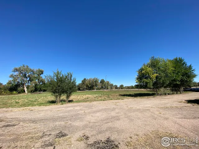 a view of a yard with a house