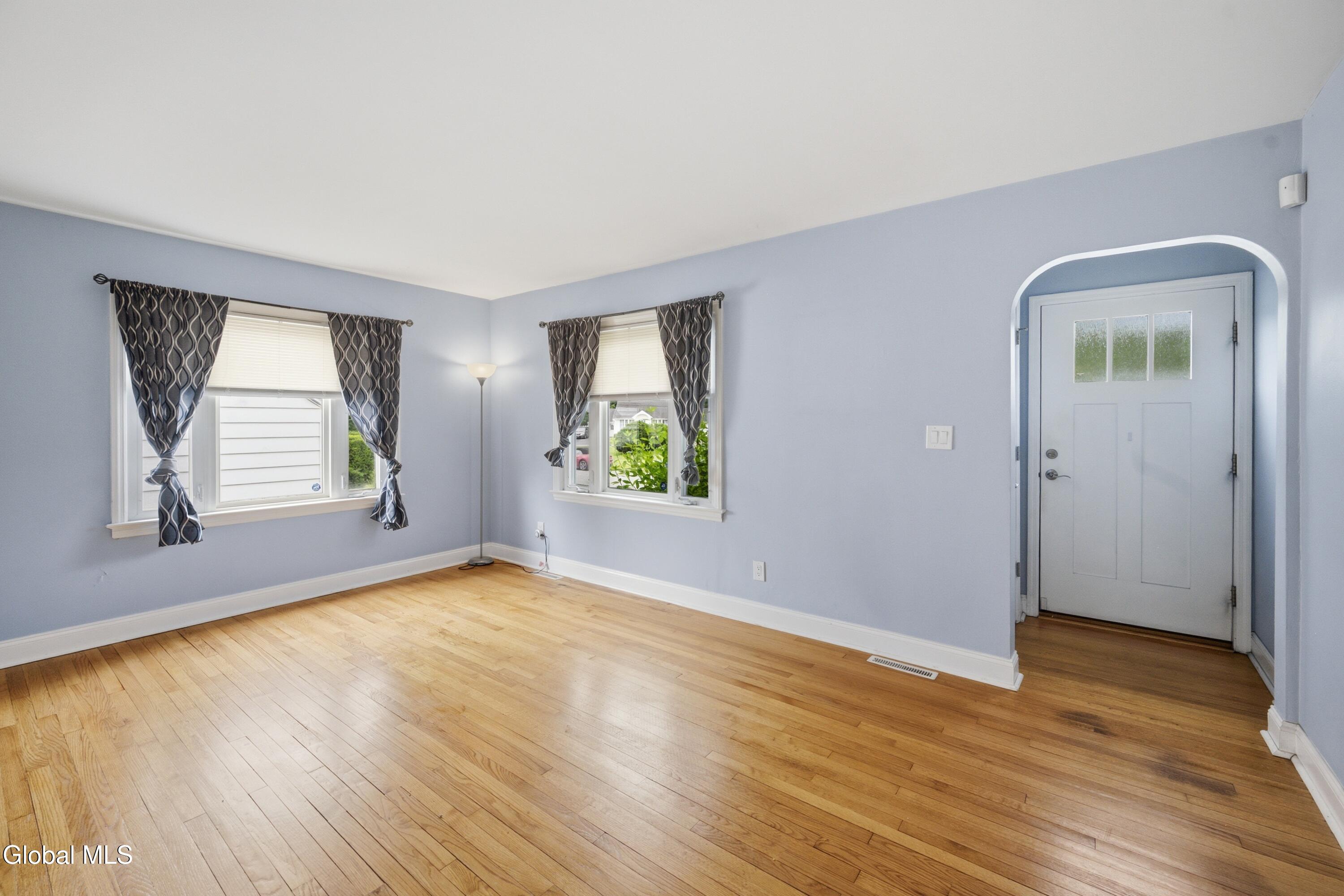 1022 Riggi Avenue Rotterdam, NY 12303 - Photo 4 of 35 10-010_JKT_0014
