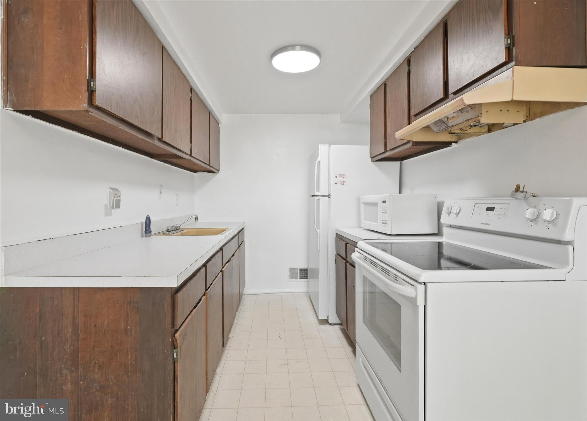 125 Elliot Street Newark, DE 19713 - Photo 12 of 32 a utility room with stainless steel appliances granite countertop a sink and dishwasher a stove top oven with wooden floor