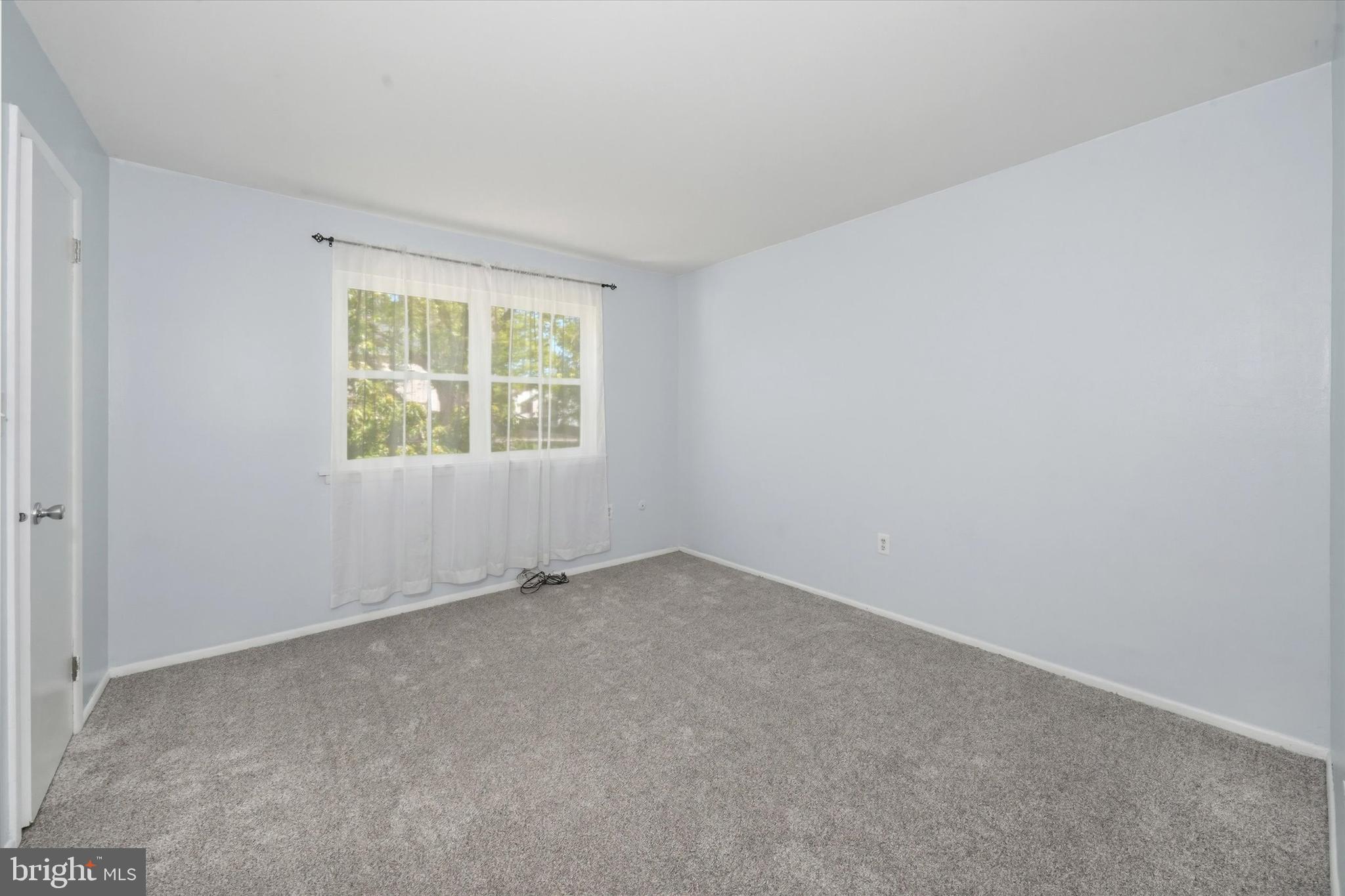 125 Elliot Street Newark, DE 19713 - Photo 16 of 32 an empty room with a window