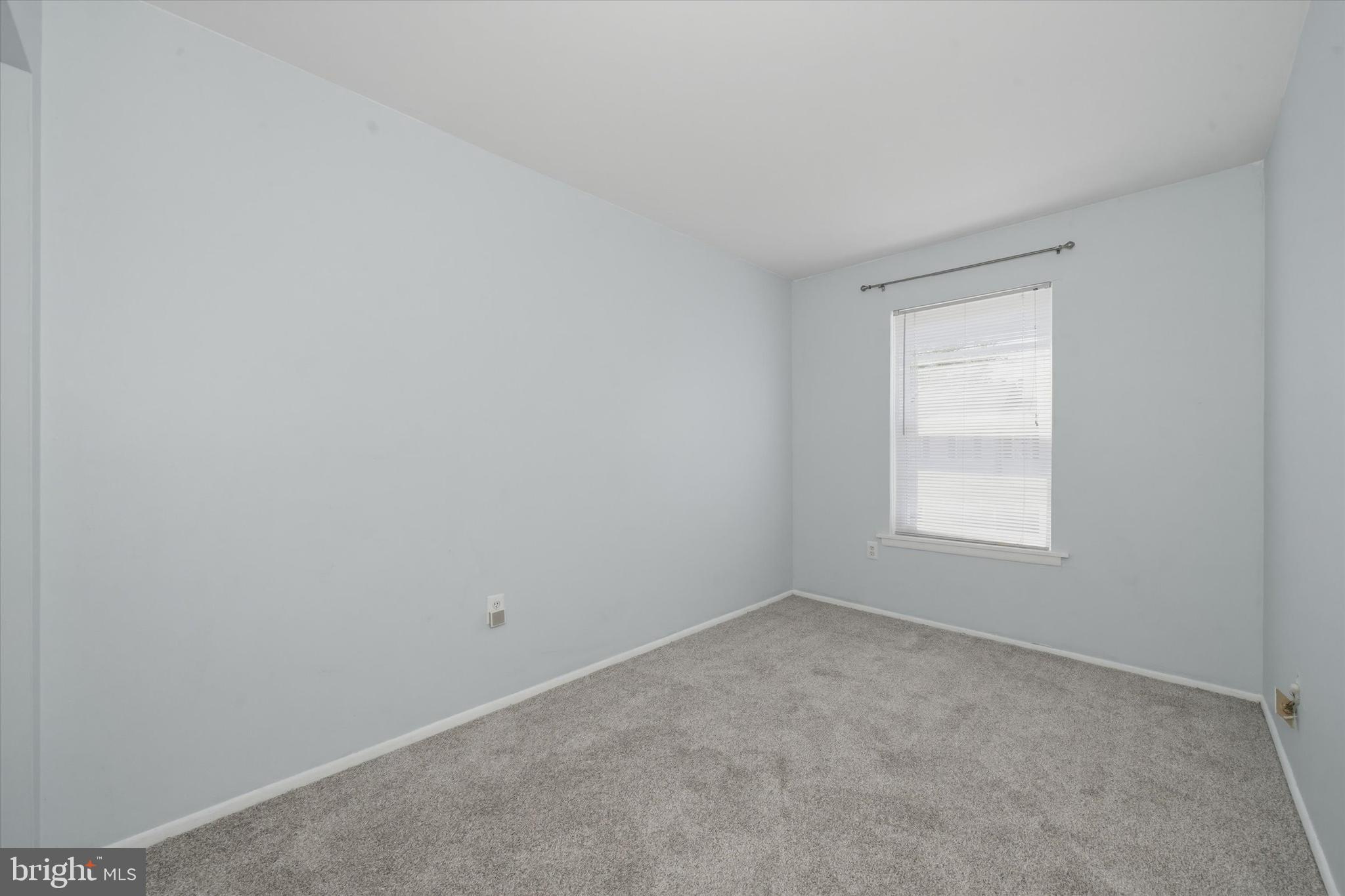 125 Elliot Street Newark, DE 19713 - Photo 21 of 32 an empty room with a window